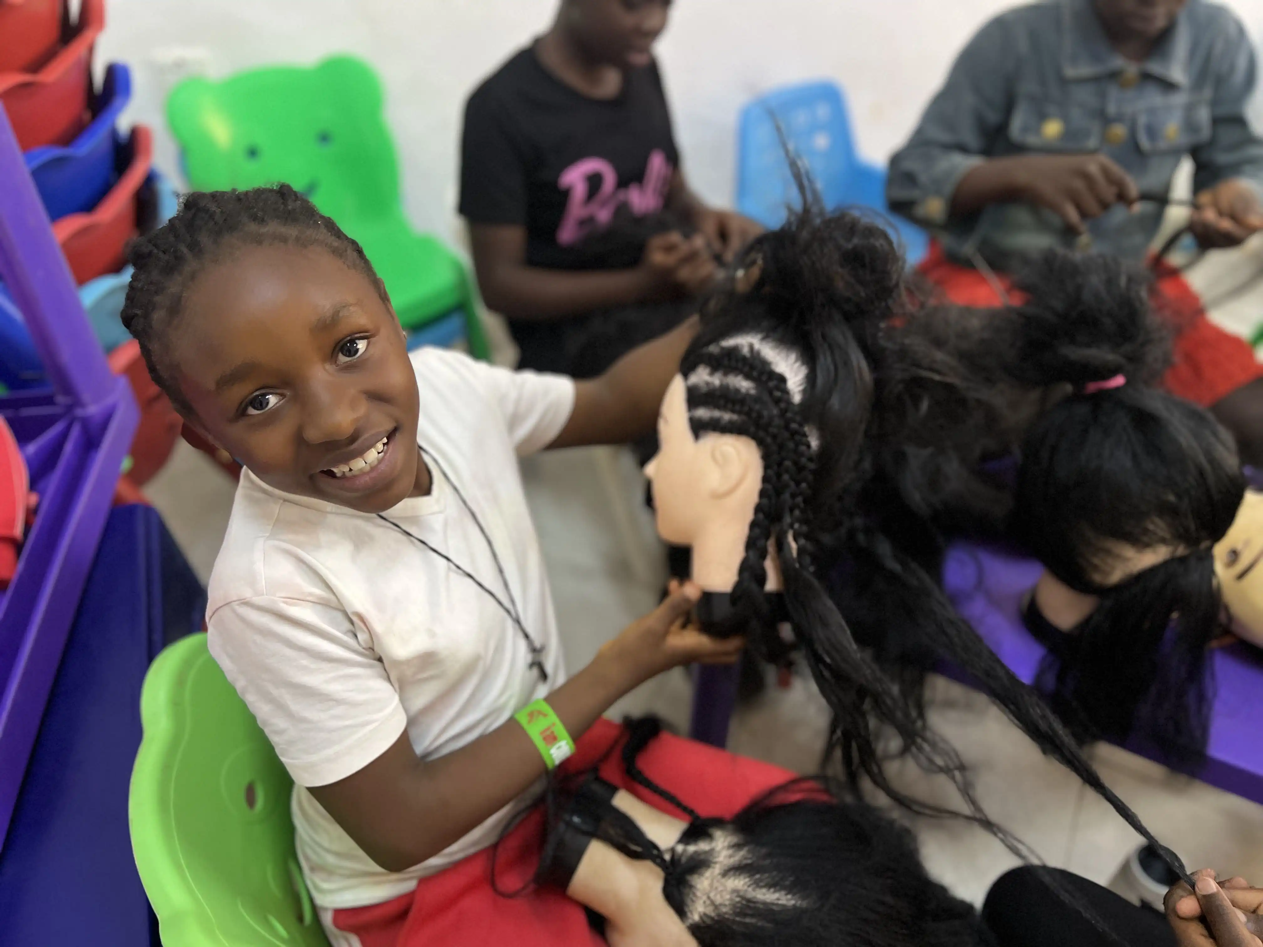 Elèves de Royal Five pendant une activité de coiffure