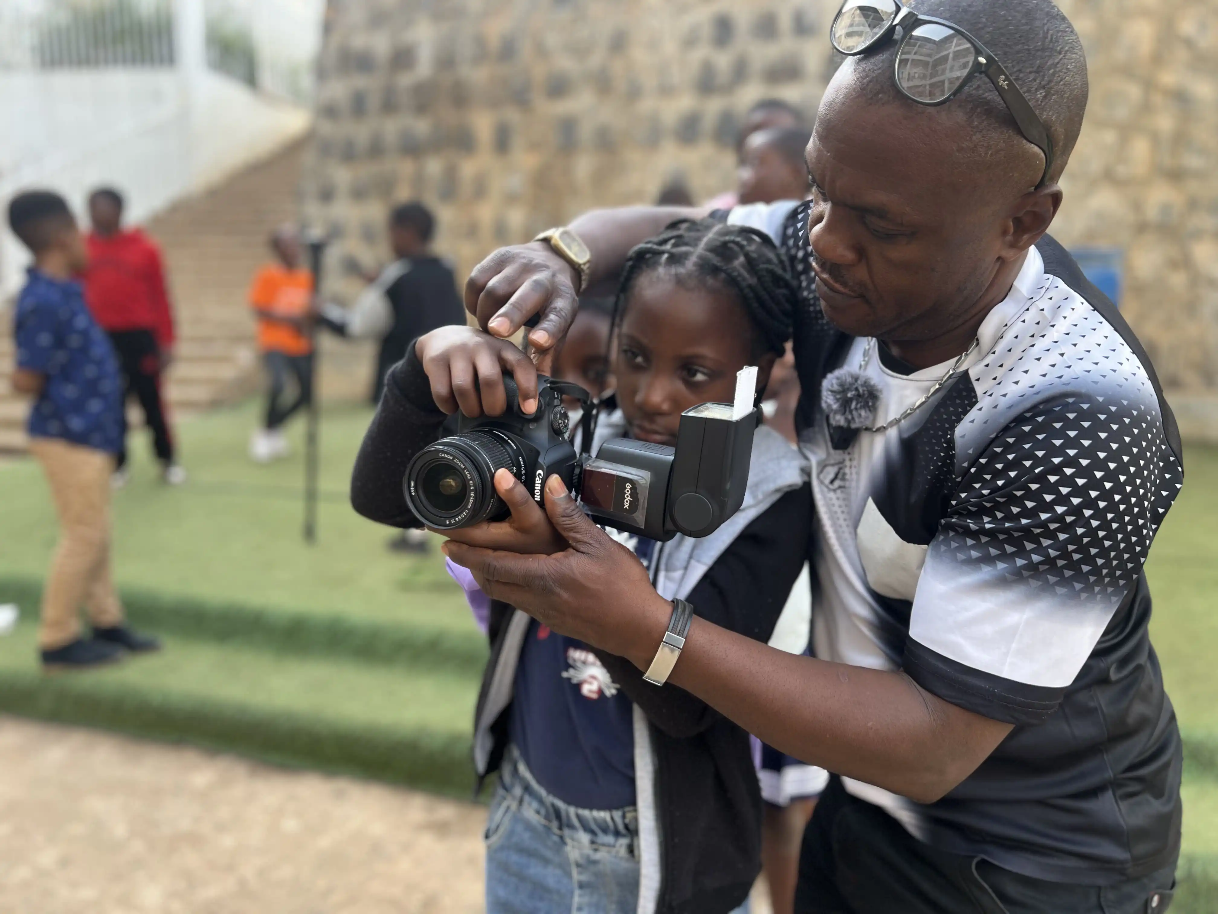 Elèves de Royal Five pendant une activité de photographie